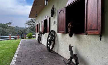 Exclusiva Finca en Venta con Elegante Diseño Mexicano y Caballerizas. Amueblada