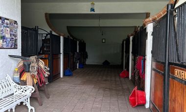 Exclusiva Finca en Venta con Elegante Diseño Mexicano y Caballerizas. Amueblada