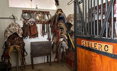 Exclusiva Finca en Venta con Elegante Diseño Mexicano y Caballerizas. Amueblada