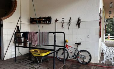 Exclusiva Finca en Venta con Elegante Diseño Mexicano y Caballerizas. Amueblada