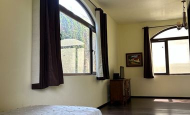 Exclusiva Finca en Venta con Elegante Diseño Mexicano y Caballerizas. Amueblada