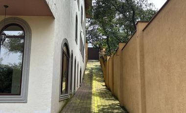 Exclusiva Finca en Venta con Elegante Diseño Mexicano y Caballerizas. Amueblada