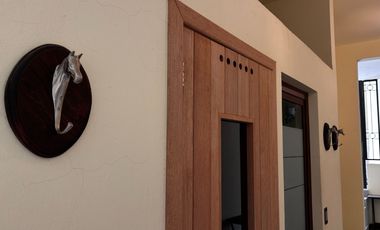 Exclusiva Finca en Venta con Elegante Diseño Mexicano y Caballerizas. Amueblada