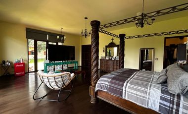 Exclusiva Finca en Venta con Elegante Diseño Mexicano y Caballerizas. Amueblada