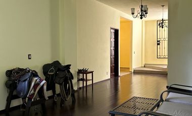 Exclusiva Finca en Venta con Elegante Diseño Mexicano y Caballerizas. Amueblada