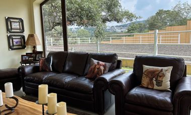 Exclusiva Finca en Venta con Elegante Diseño Mexicano y Caballerizas. Amueblada