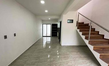 Casa en venta con recámara en planta baja Col Azteca zona sur ote