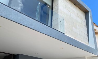 Renta casa 4 recámaras con baño, una en planta baja, Lomas de Punta del Este, como nueva, cerca de colegios de prestigio.