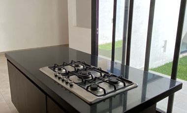Renta casa 4 recámaras con baño, una en planta baja, Lomas de Punta del Este, como nueva, cerca de colegios de prestigio.