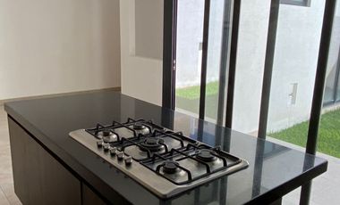 Renta casa 4 recámaras con baño, una en planta baja, Lomas de Punta del Este, como nueva, cerca de colegios de prestigio.