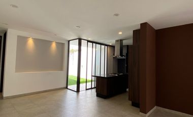 Renta casa 4 recámaras con baño, una en planta baja, Lomas de Punta del Este, como nueva, cerca de colegios de prestigio.