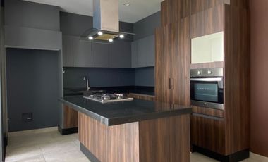 Renta casa 4 recámaras con baño, una en planta baja, Lomas de Punta del Este, como nueva, cerca de colegios de prestigio.