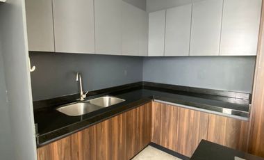 Renta casa 4 recámaras con baño, una en planta baja, Lomas de Punta del Este, como nueva, cerca de colegios de prestigio.