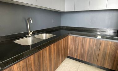Renta casa 4 recámaras con baño, una en planta baja, Lomas de Punta del Este, como nueva, cerca de colegios de prestigio.