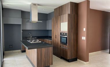 Renta casa 4 recámaras con baño, una en planta baja, Lomas de Punta del Este, como nueva, cerca de colegios de prestigio.