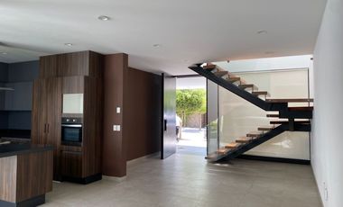 Renta casa 4 recámaras con baño, una en planta baja, Lomas de Punta del Este, como nueva, cerca de colegios de prestigio.