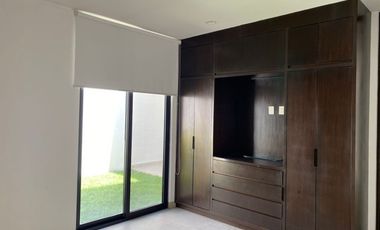 Renta casa 4 recámaras con baño, una en planta baja, Lomas de Punta del Este, como nueva, cerca de colegios de prestigio.