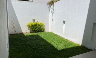 Renta casa 4 recámaras con baño, una en planta baja, Lomas de Punta del Este, como nueva, cerca de colegios de prestigio.