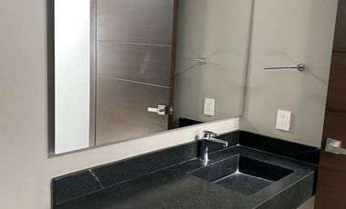Renta casa 4 recámaras con baño, una en planta baja, Lomas de Punta del Este, como nueva, cerca de colegios de prestigio.