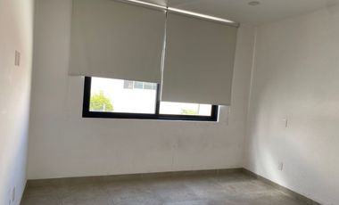 Renta casa 4 recámaras con baño, una en planta baja, Lomas de Punta del Este, como nueva, cerca de colegios de prestigio.