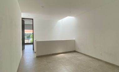 Renta casa 4 recámaras con baño, una en planta baja, Lomas de Punta del Este, como nueva, cerca de colegios de prestigio.