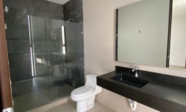 Renta casa 4 recámaras con baño, una en planta baja, Lomas de Punta del Este, como nueva, cerca de colegios de prestigio.
