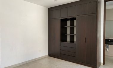 Renta casa 4 recámaras con baño, una en planta baja, Lomas de Punta del Este, como nueva, cerca de colegios de prestigio.