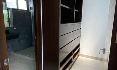 Renta casa 4 recámaras con baño, una en planta baja, Lomas de Punta del Este, como nueva, cerca de colegios de prestigio.