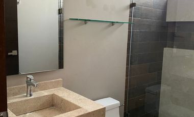 Renta casa 4 recámaras con baño, una en planta baja, Lomas de Punta del Este, como nueva, cerca de colegios de prestigio.