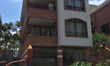 para la venta cesa de tres niveles en conjunto cerrado pinares Pereira RDA