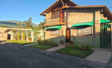 CASA EN VENTA DENTRO DE CONJUNTO IBARRA EL EJIDO DE CARANQUI