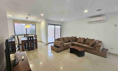 DE VENTA CASA AMOBLADA EN  KM 2.5 VÍA SAMBORONDÓN