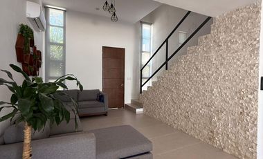 Casa en Venta con Recámara en Planta Baja Amueblada en Privada Botánico, Conkal