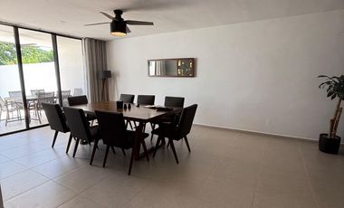 Casa en Venta con Recámara en Planta Baja Amueblada en Privada Botánico, Conkal