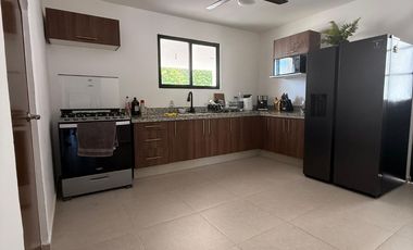 Casa en Venta con Recámara en Planta Baja Amueblada en Privada Botánico, Conkal