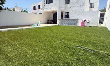 Casa en Venta con Recámara en Planta Baja Amueblada en Privada Botánico, Conkal
