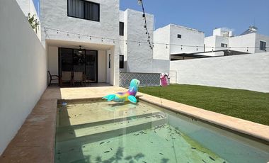 Casa en Venta con Recámara en Planta Baja Amueblada en Privada Botánico, Conkal