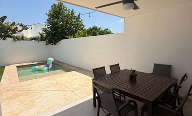 Casa en Venta con Recámara en Planta Baja Amueblada en Privada Botánico, Conkal