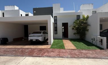 Casa en Venta con Recámara en Planta Baja Amueblada en Privada Botánico, Conkal