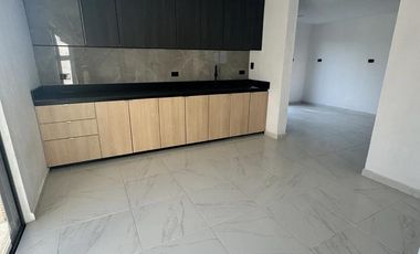 Casa Remodelada en Venta en esquina en Fco de Montejo Frente a Colegio