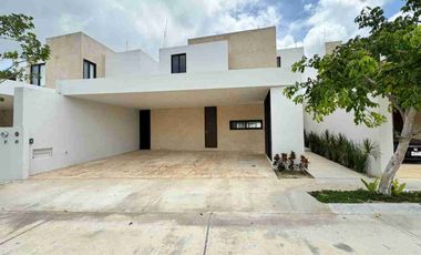 Casa en Venta con Habitación en Planta Baja en Privada en Temozón Norte