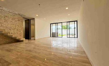 Casa en Venta con Habitación en Planta Baja en Privada en Temozón Norte