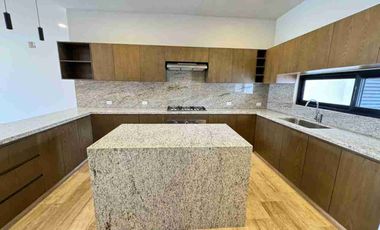 Casa en Venta con Habitación en Planta Baja en Privada en Temozón Norte