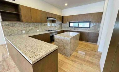 Casa en Venta con Habitación en Planta Baja en Privada en Temozón Norte