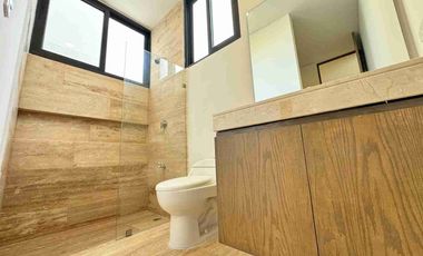 Casa en Venta con Habitación en Planta Baja en Privada en Temozón Norte