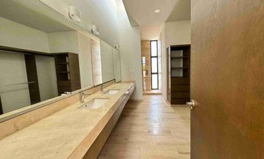 Casa en Venta con Habitación en Planta Baja en Privada en Temozón Norte