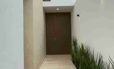 Casa en Venta con Habitación en Planta Baja en Privada en Temozón Norte