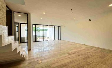 Casa en Venta con Habitación en Planta Baja en Privada en Temozón Norte