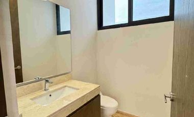 Casa en Venta con Habitación en Planta Baja en Privada en Temozón Norte