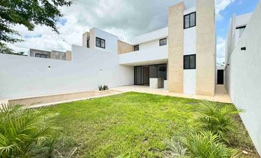 Casa en Venta con Habitación en Planta Baja en Privada en Temozón Norte